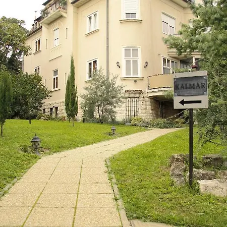 Kalmar Panzio לינה וארוחת בוקר בודפשט